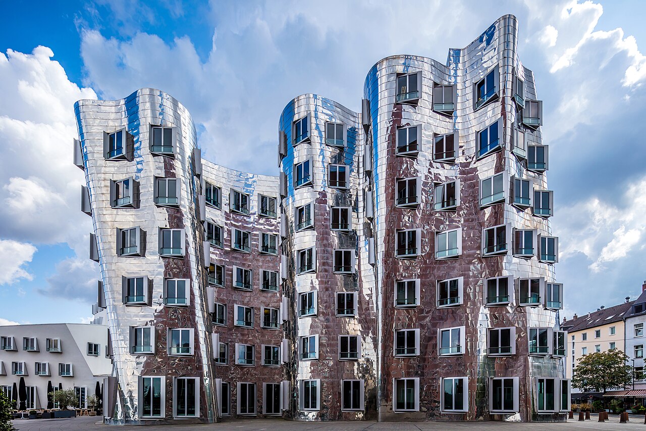 Moderne Gebäudearchitektur mit markanter Fassadengestaltung, Nordrhein-Westfalen