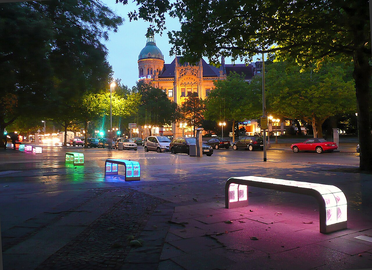 Georgsplatz Hannover – Leuchtbänke als Lichtinstallation auf dem Stadtplatz, Niedersachsen