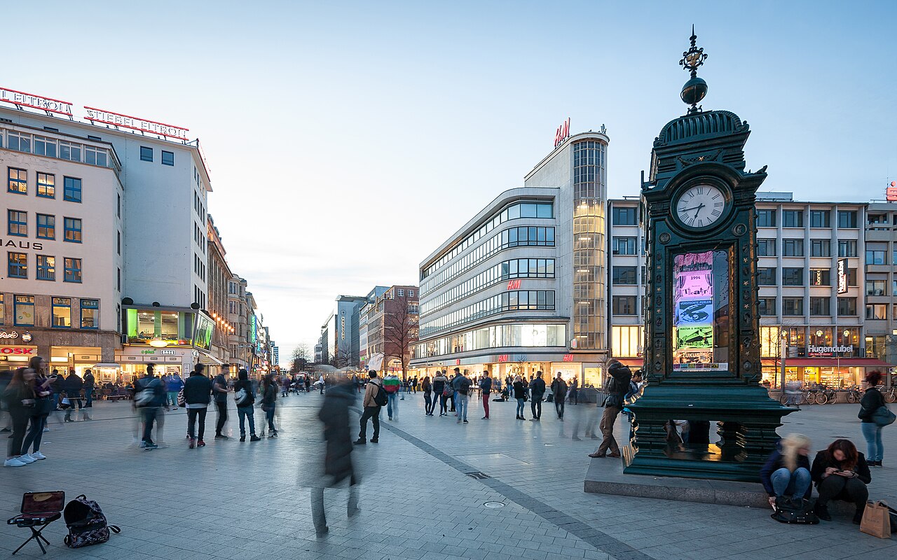 Kröpcke-Platz Hannover – Zentraler Verkehrsknoten mit Kröpcke-Uhr und Geschäftshäusern, Niedersachsen