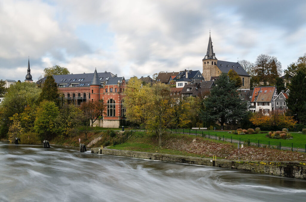 Kettwig Essen – Blick auf das Uferpalais an der Ruhr im Herbst, Nordrhein-Westfalen