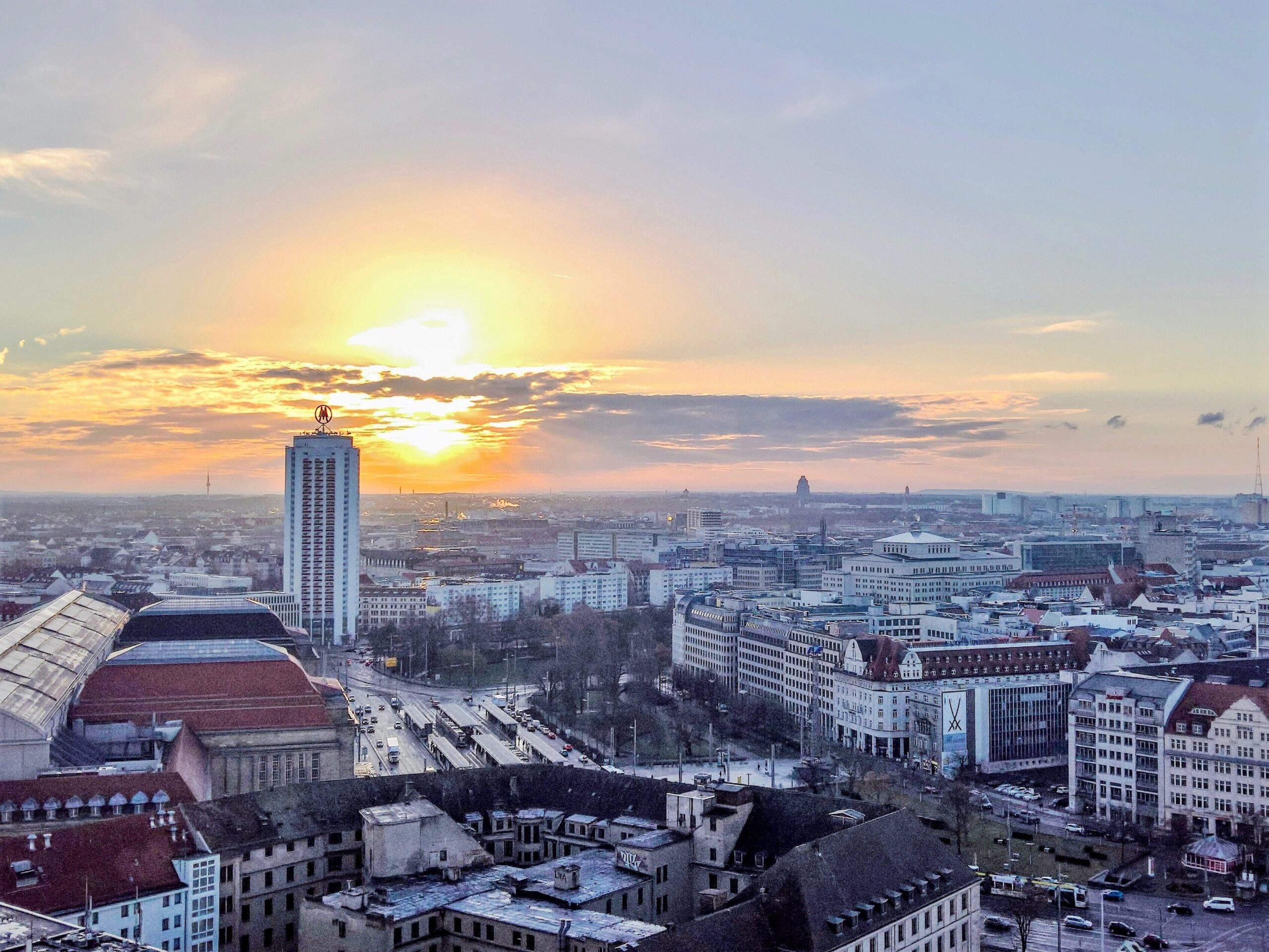Morgenstimmung in Leipzig – Blick über die Innenstadt mit Dunst über den Dächern, Sachsen