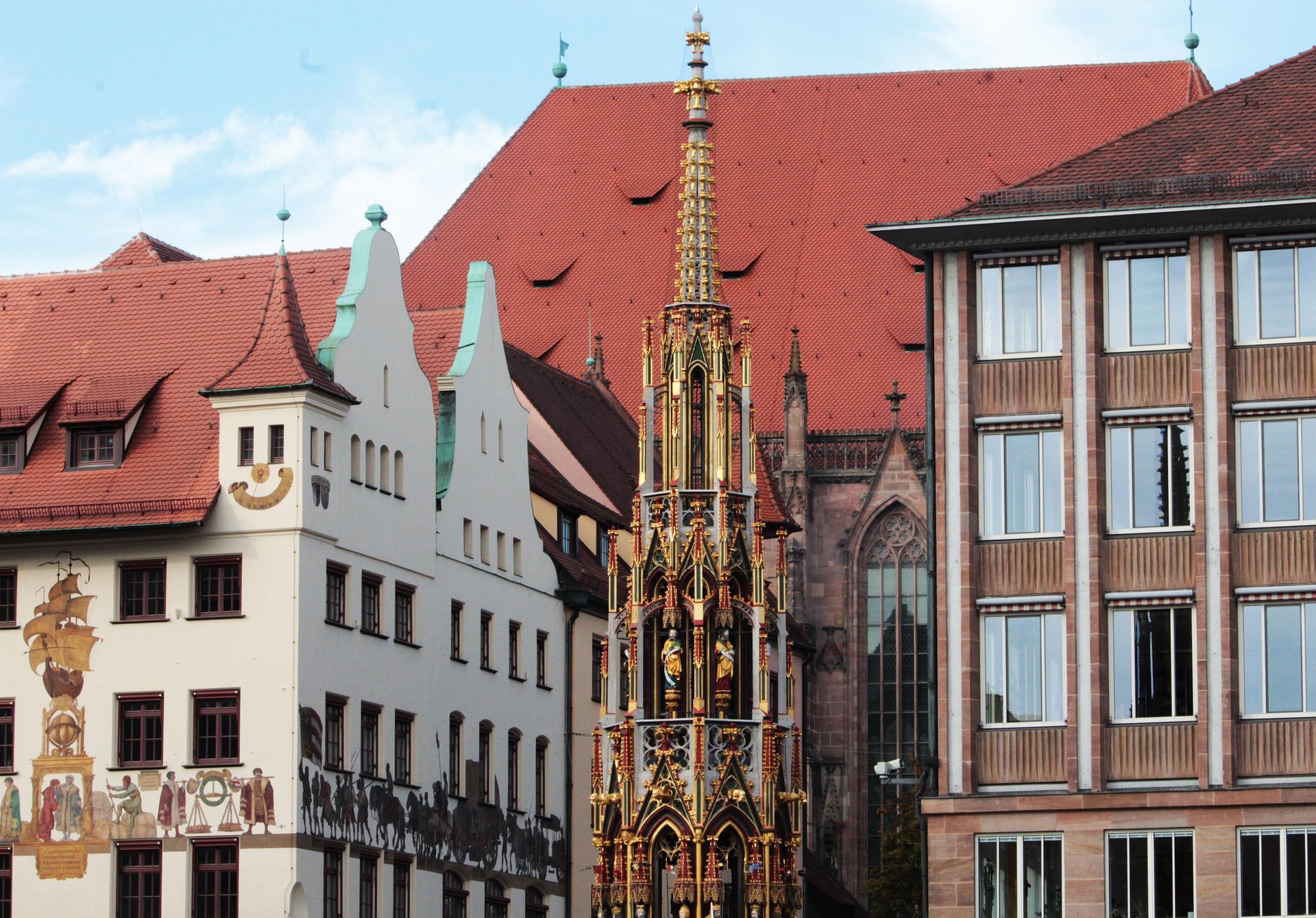 Schöner Brunnen Nürnberg – Gotischer Pyramidbrunnen am Hauptmarkt mit goldenem Ring, Bayern