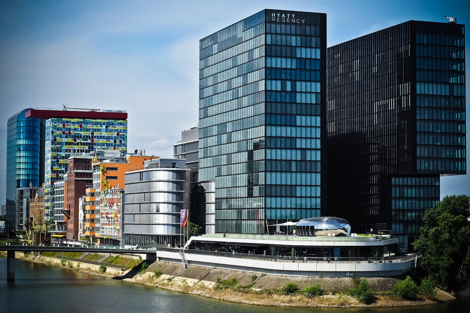 Düsseldorf – Geschäftsviertel mit gläsernen Hochbauten und moderner Büroarchitektur, Nordrhein-Westfalen