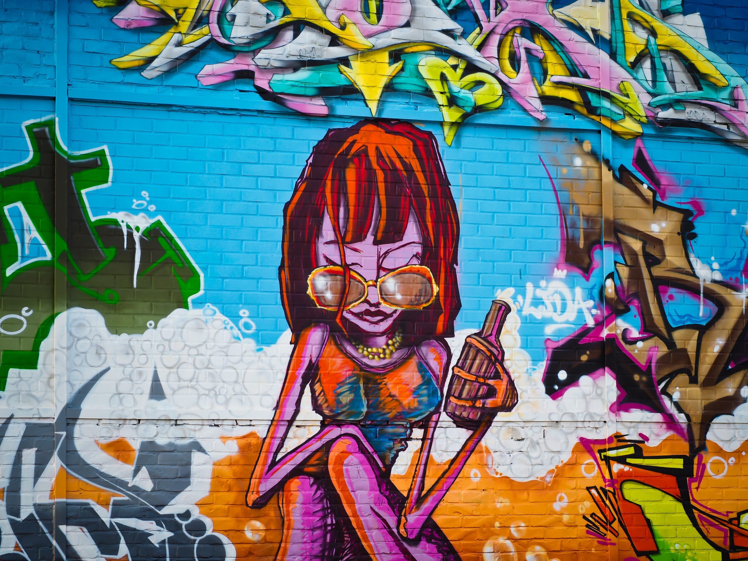 Graffiti Düsseldorf – Streetart mit Farbspray an Hauswand in der Stadt, Nordrhein-Westfalen