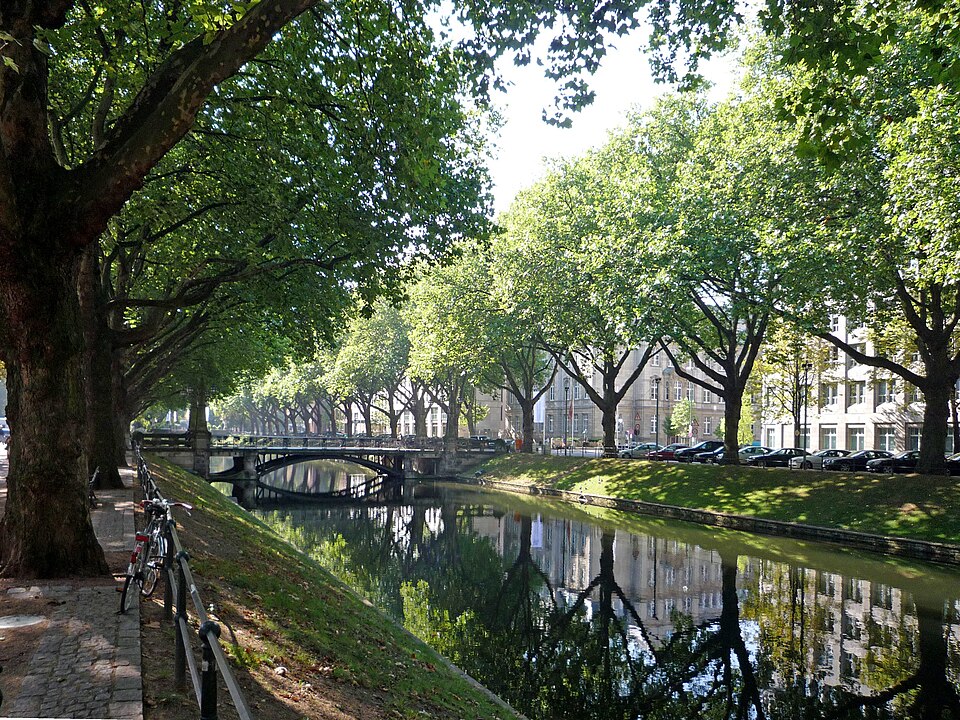 Königsallee Düsseldorf – Grüne Allee mit Kastanienbäumen und Stadtgraben, Nordrhein-Westfalen