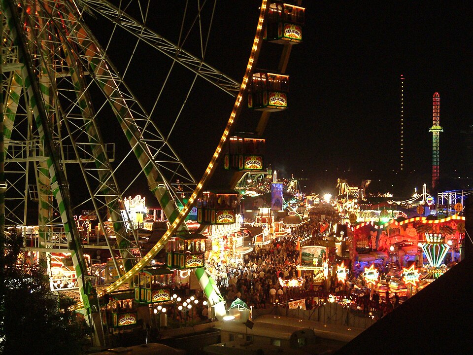 Düsseldorf – Nachts auf der Messe mit beleuchtetem Riesenrad, Nordrhein-Westfalen