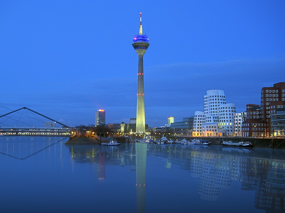 Medienhafen Düsseldorf – Moderne Architektur mit Spiegelung im Wasser, Nordrhein-Westfalen