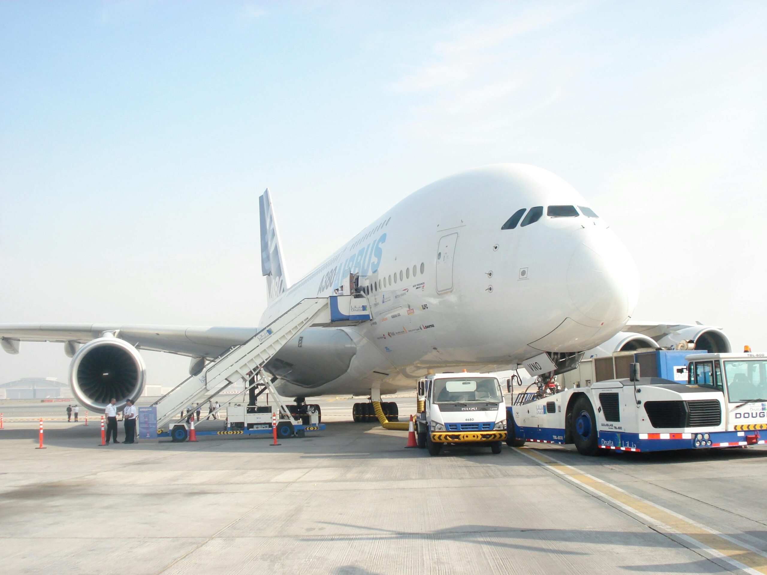 Frachtflugzeug auf dem Vorfeld – Lufttransport für Umzugsgut und Geschäftslogistik, Deutschland