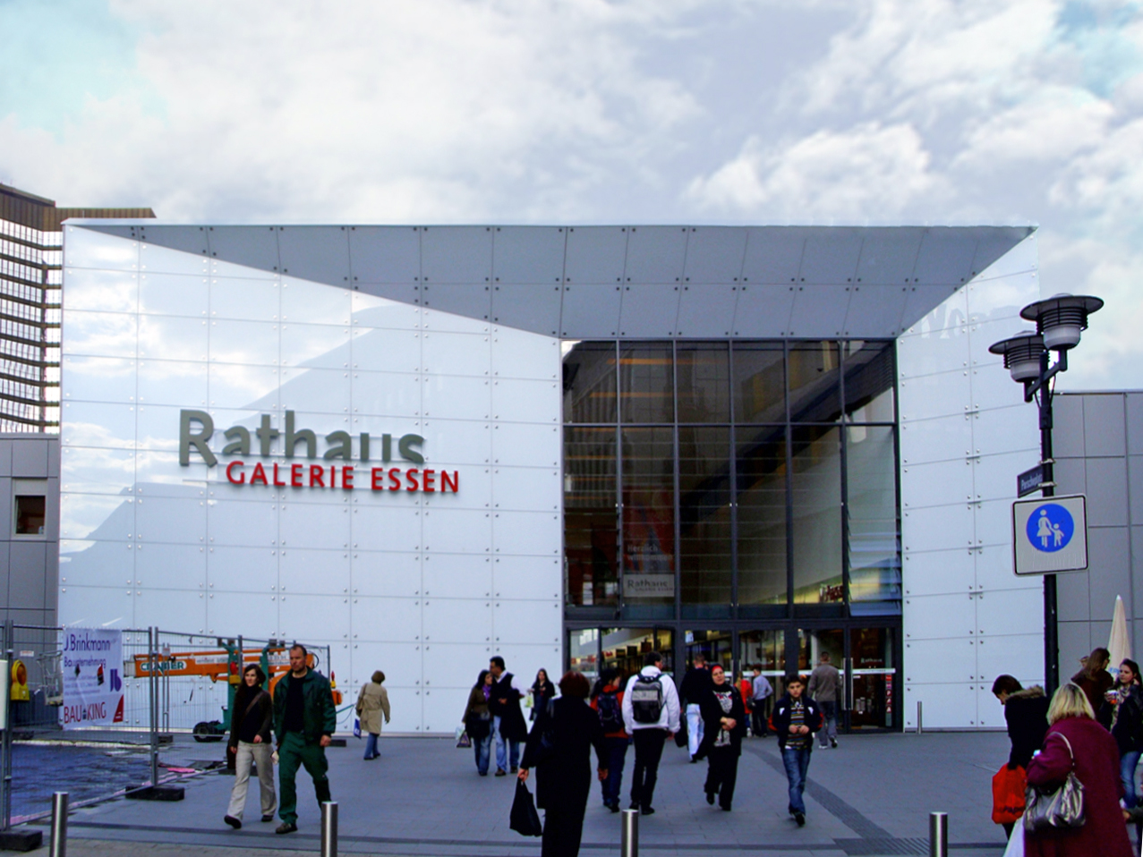 Essen, Rathaus-Galerie – Modernes Einkaufszentrum mit Glasfassade am Willy-Brandt-Platz, Nordrhein-Westfalen