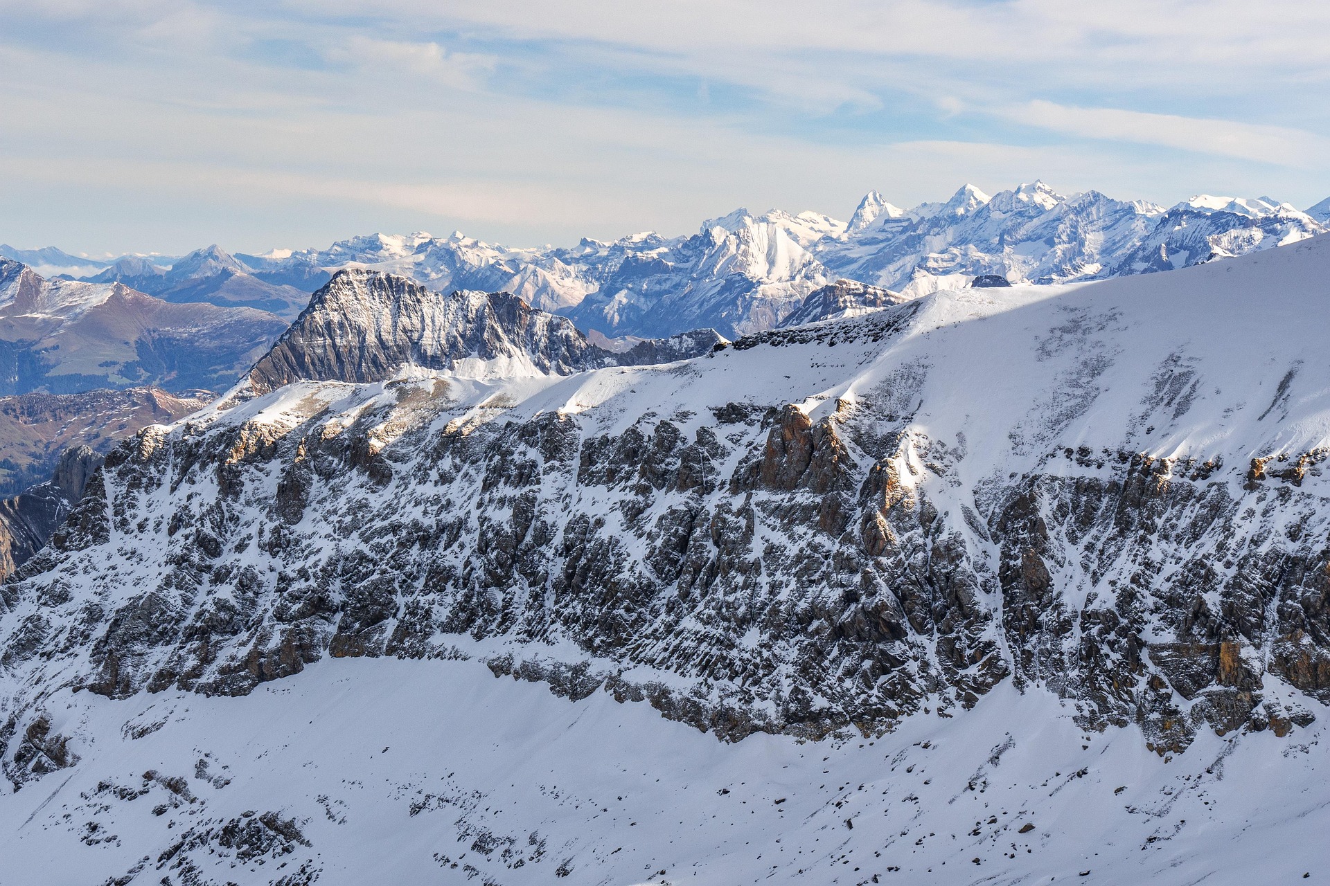 Schneebedeckte Alpen – Weiße Gipfel unter blauem Himmel, Schweiz