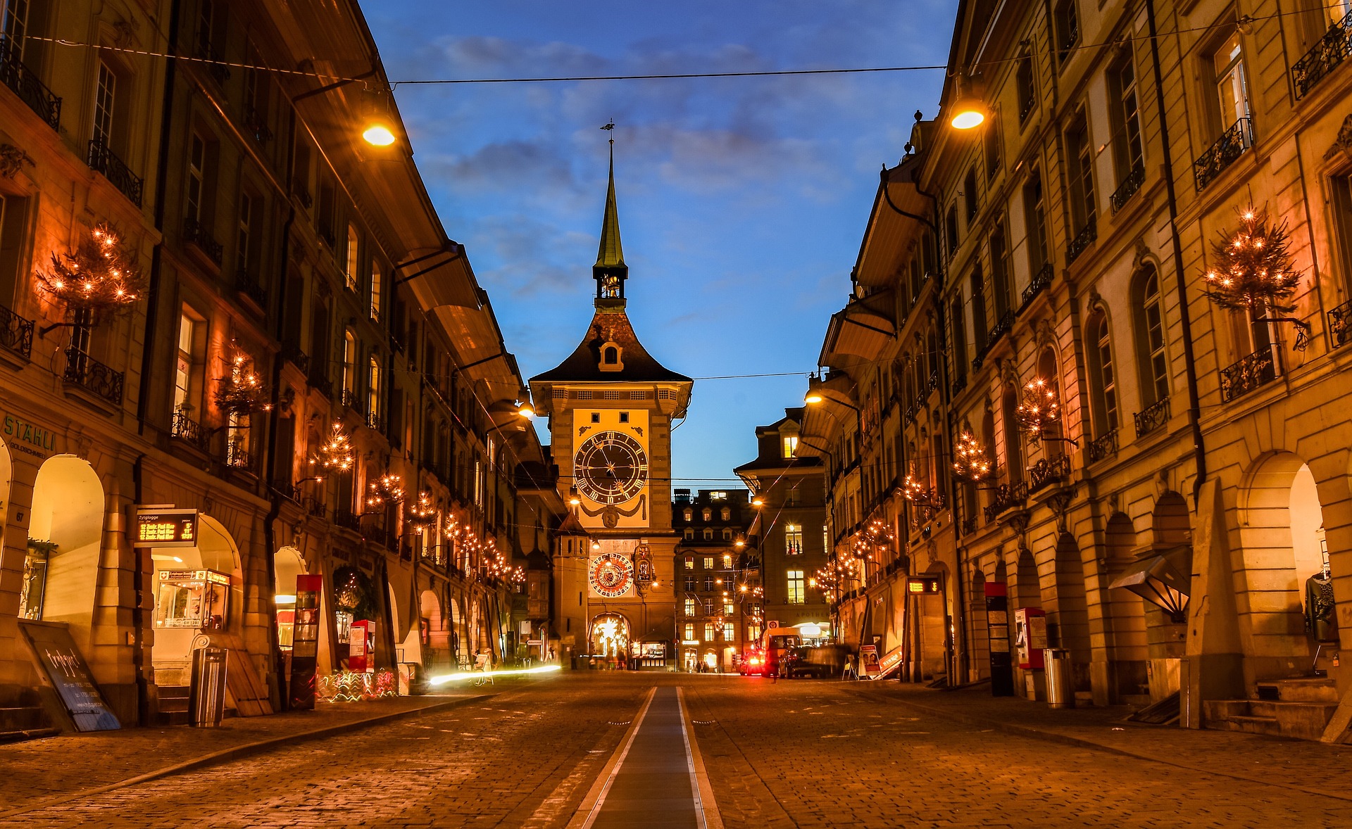 Bern, Zytglogge – Mittelalterlicher Zeitglockenturm beleuchtet bei Nacht, Schweiz