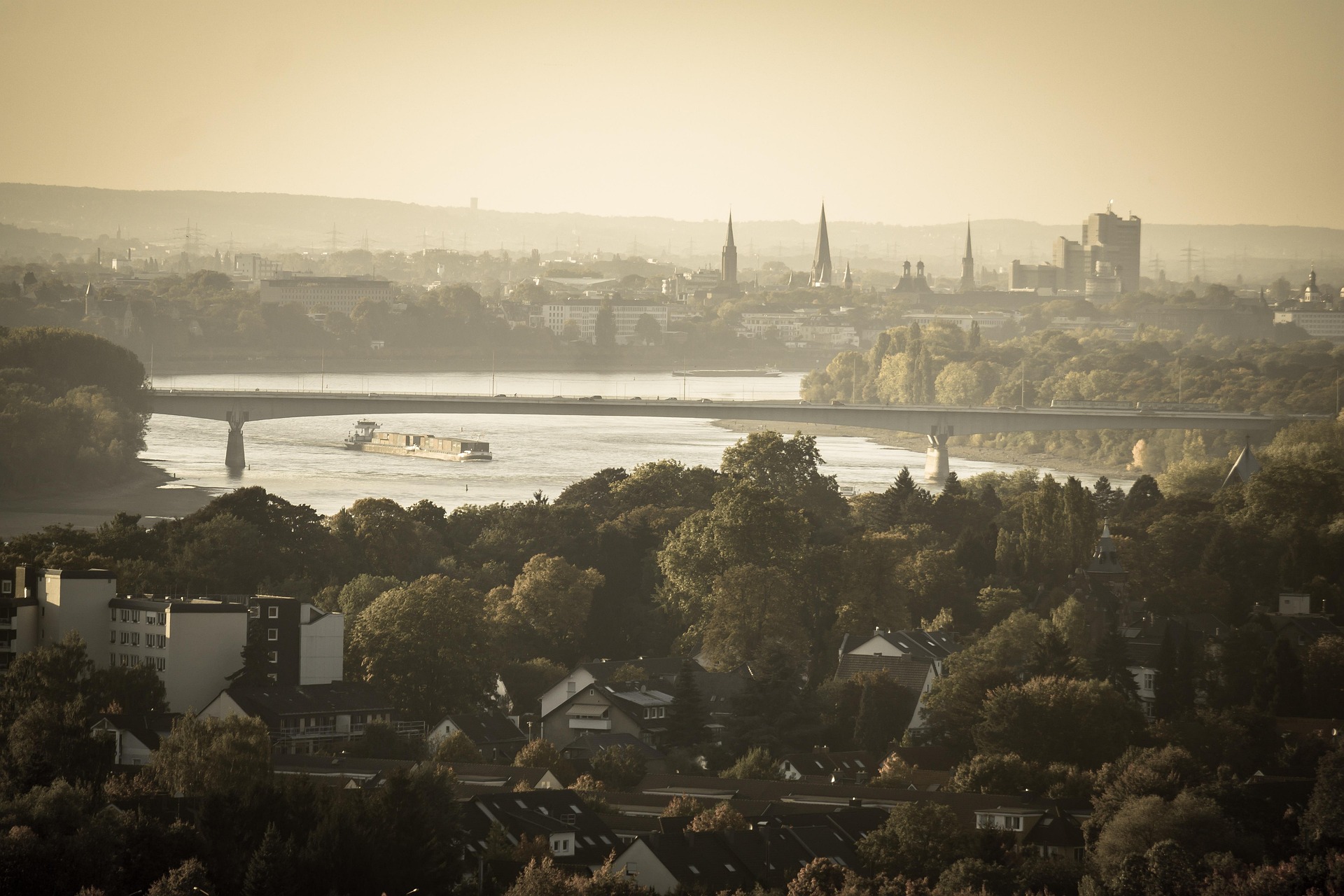 Bonn – Panorama der ehemaligen Bundeshauptstadt mit Münster und Rhein, Nordrhein-Westfalen