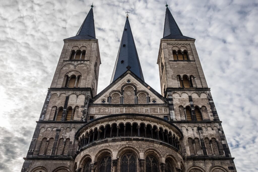 Bonn, Bonner Münster – Historische Kirche am Münsterplatz mit kreuzförmigem Grundriss, Nordrhein-Westfalen