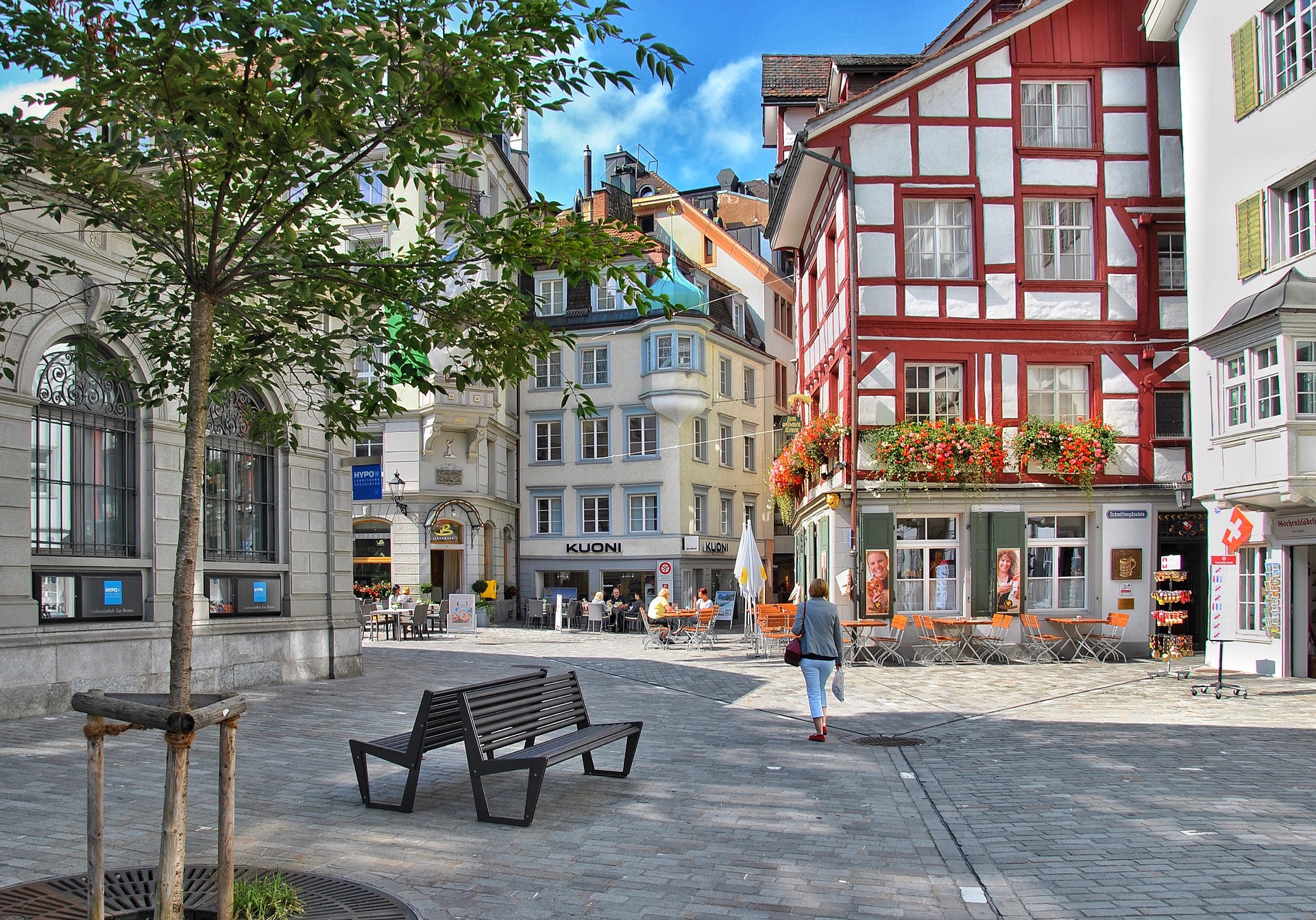 Schweizer Fachwerkarchitektur – Traditionelle Wohnhäuser mit verzierten Giebeln in den Alpen, Schweiz