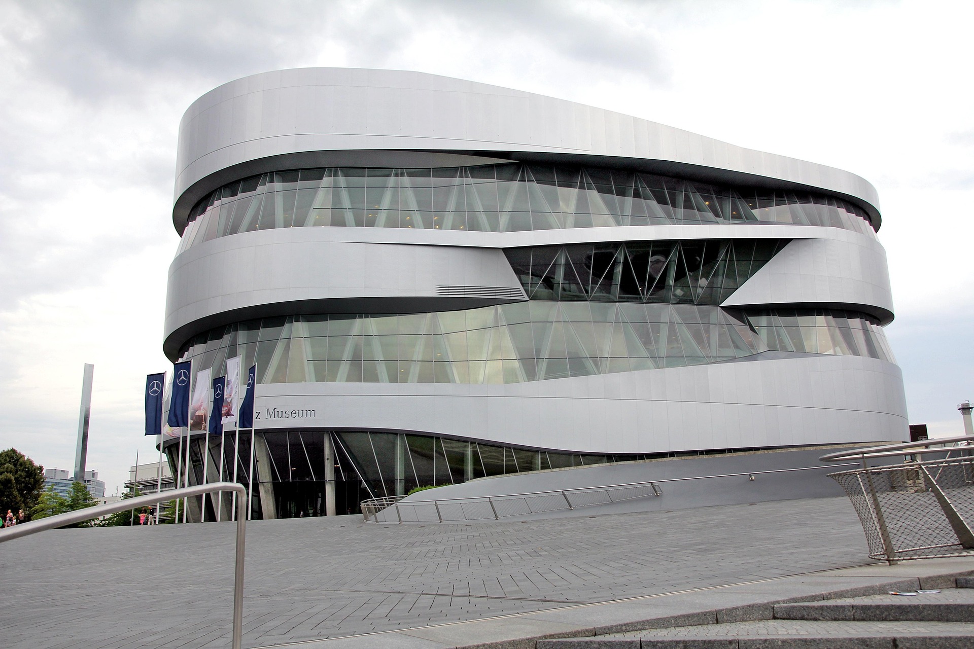 Mercedes-Benz-Museum Stuttgart – Futuristischer Museumsbau mit Doppelhelix-Architektur, Baden-Württemberg