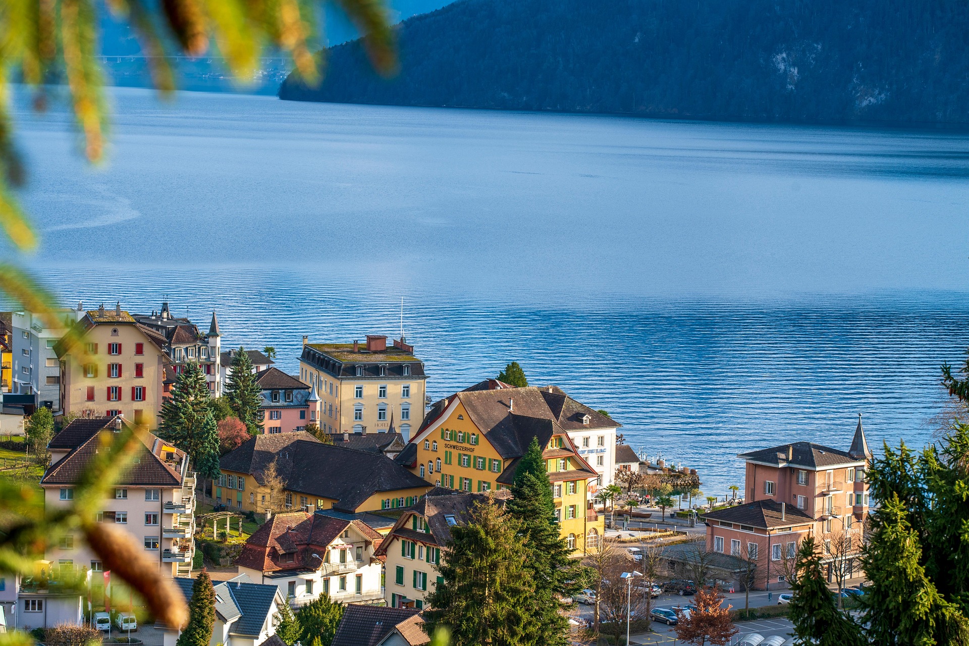 Stadtansicht mit See in der Schweiz – Uferpromenade mit Blick auf Alpenpanorama, Schweiz