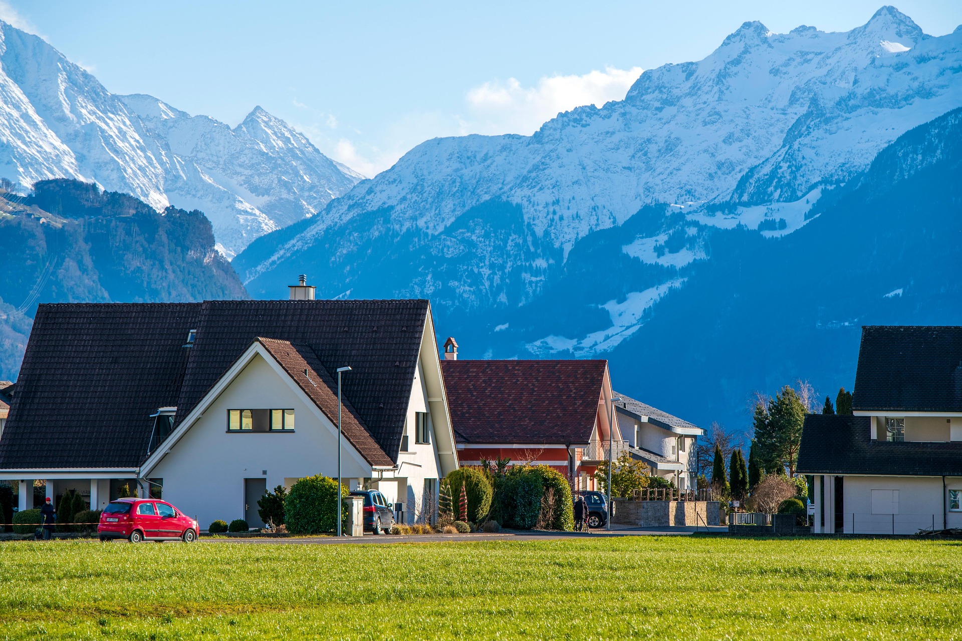 Moderne Wohnhäuser in den Schweizer Alpen – Zeitgenössische Architektur mit Bergpanorama, Schweiz