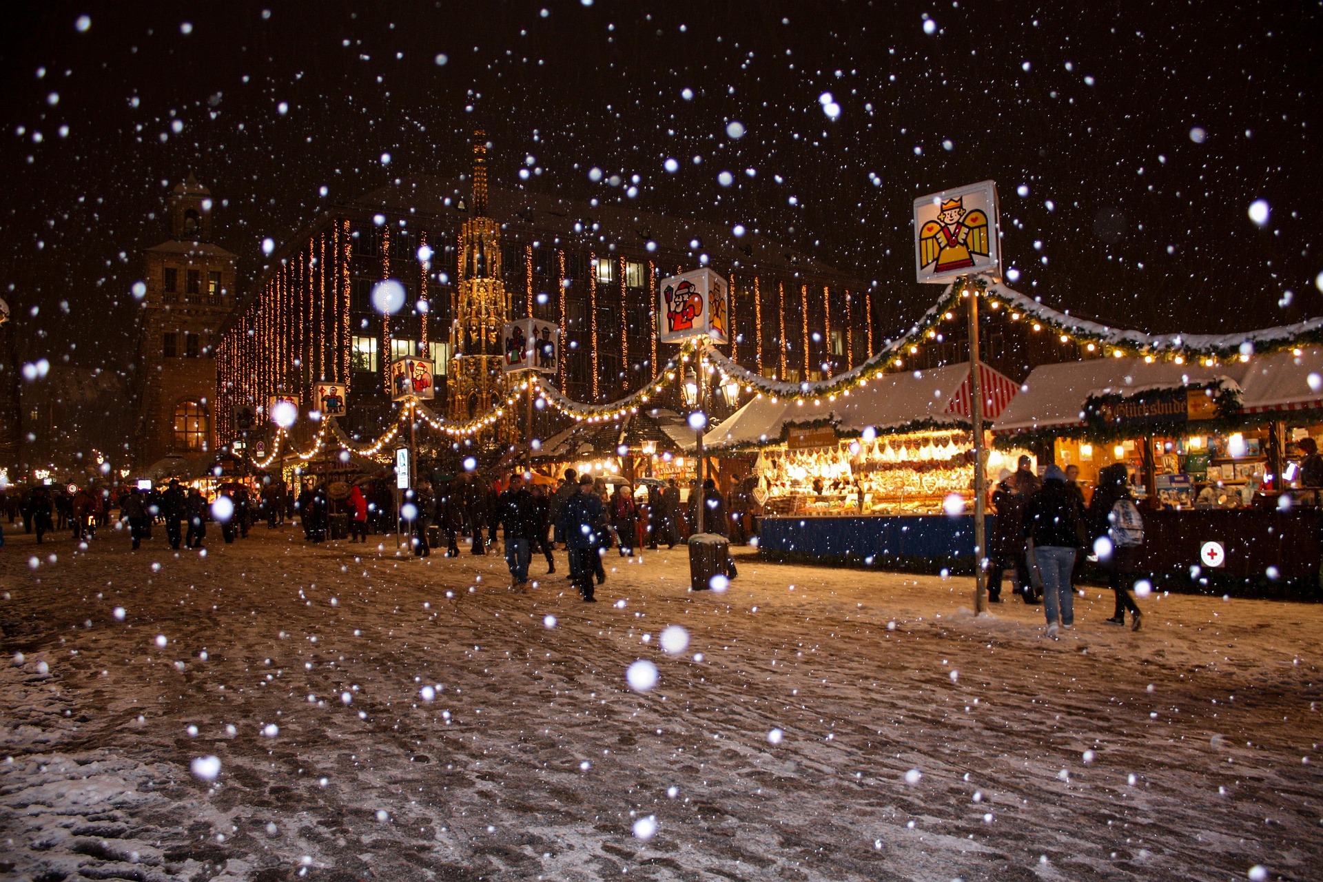Nürnberg, Christkindlesmarkt – Traditioneller Weihnachtsmarkt vor der Frauenkirche, Bayern