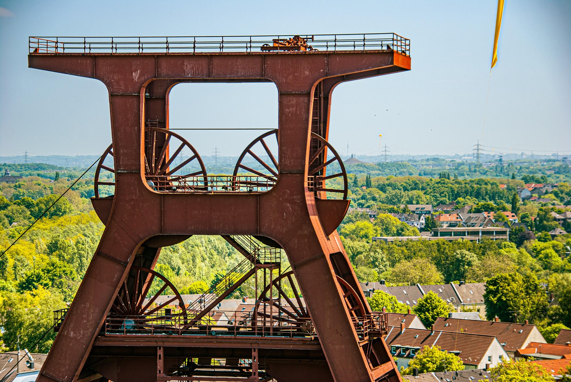 Zollverein in Essen – Industriedenkmal mit Doppelbockfördergerüst und Eisenbahnbrücke, Nordrhein-Westfalen