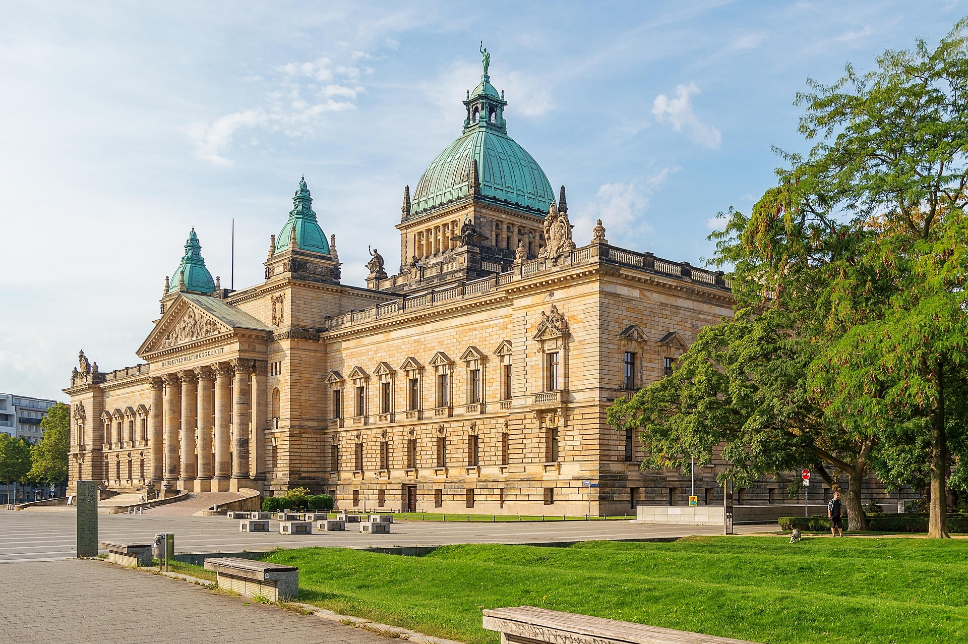 Bundesverwaltungsgericht in Leipzig – Haupteingang des obersten deutschen Verwaltungsgerichts, Sachsen