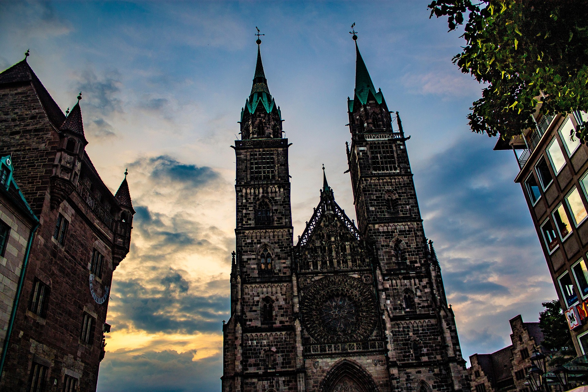 Nürnberg, St. Lorenz – Mittelalterliche Stadtkirche mit Rosette und Maßwerk, Bayern
