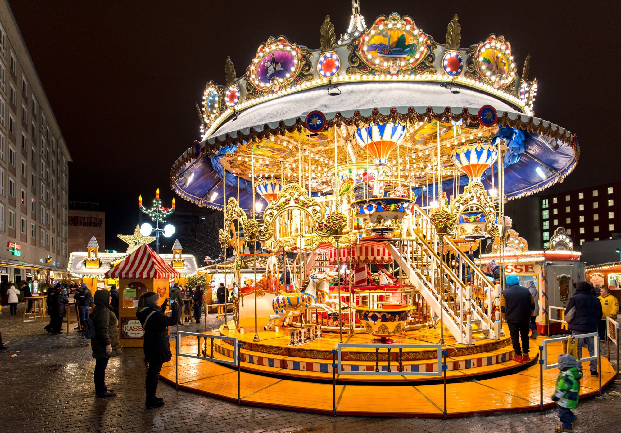 Leipzig – Altes Karussell mit Pferden auf dem Weihnachtsmarkt, Sachsen