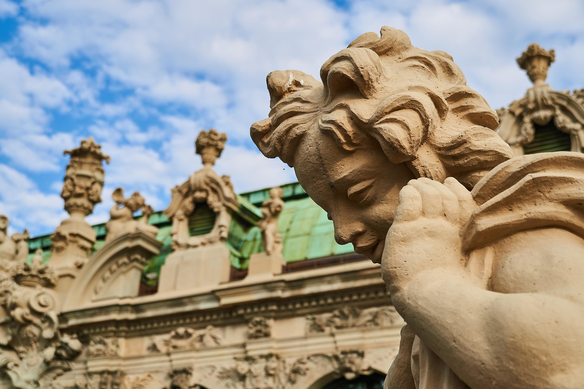 Engelsfigur in Dresden – Barocke Sandsteinskulptur im Großen Garten, Sachsen