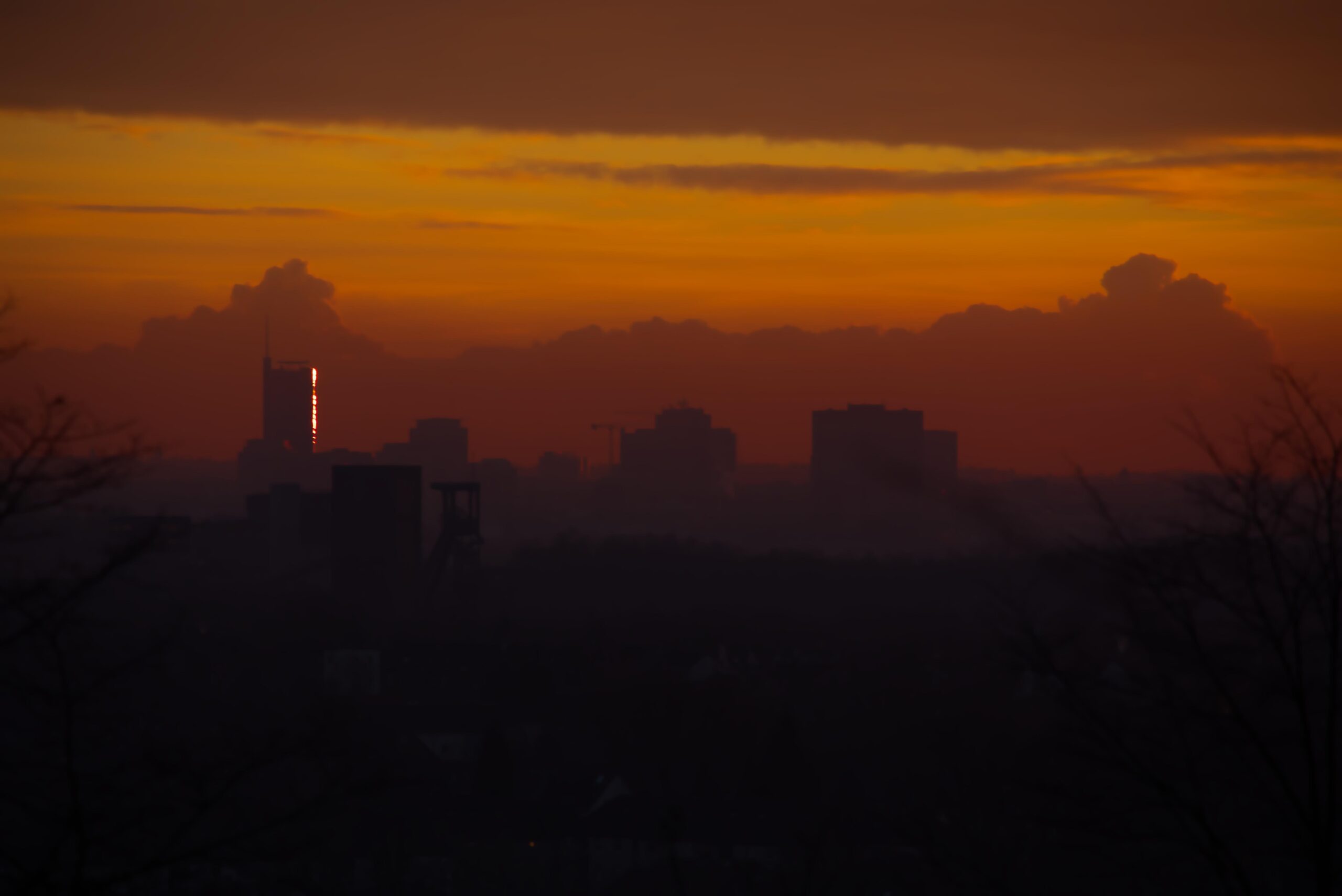 Sonnenuntergang in Essen – Rötlicher Himmel über dem Ruhrgebiet mit Silhouette der Stadt, Nordrhein-Westfalen