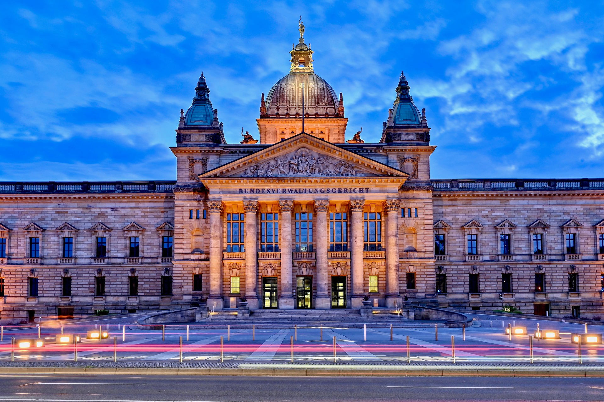 Leipzig – Bundesverwaltungsgericht im Abendrot mit markanter Kuppel, Sachsen