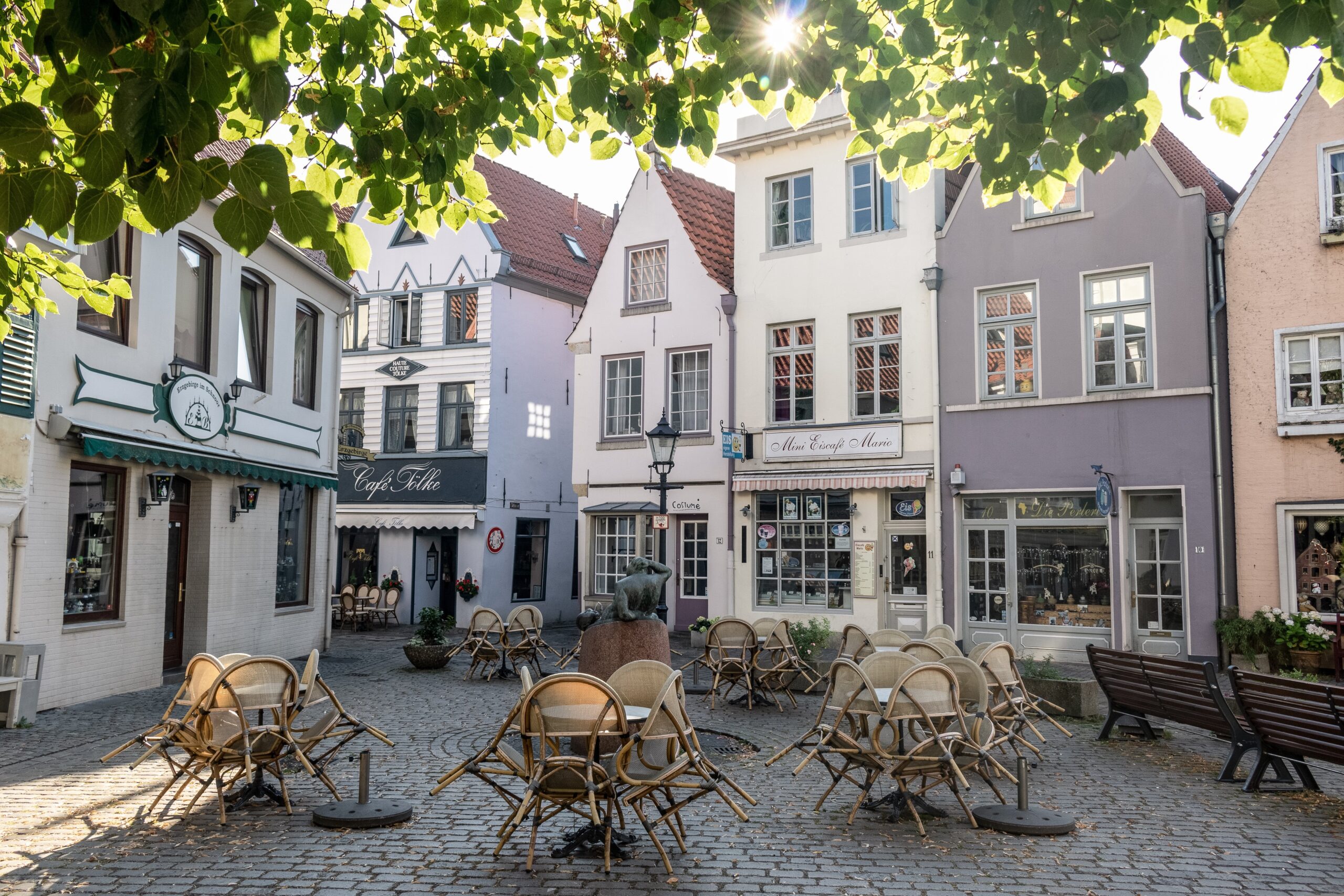 Altstadt Bremen – Ensemble typischer Bürgerhäuser entlang einer Kopfsteinpflasterstraße, Bremen
