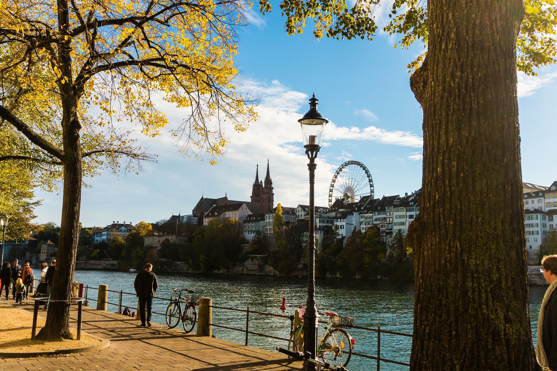 Basler Rheinufer im Herbst – Promenade, Fluss und bunte Bäume, Schweiz
