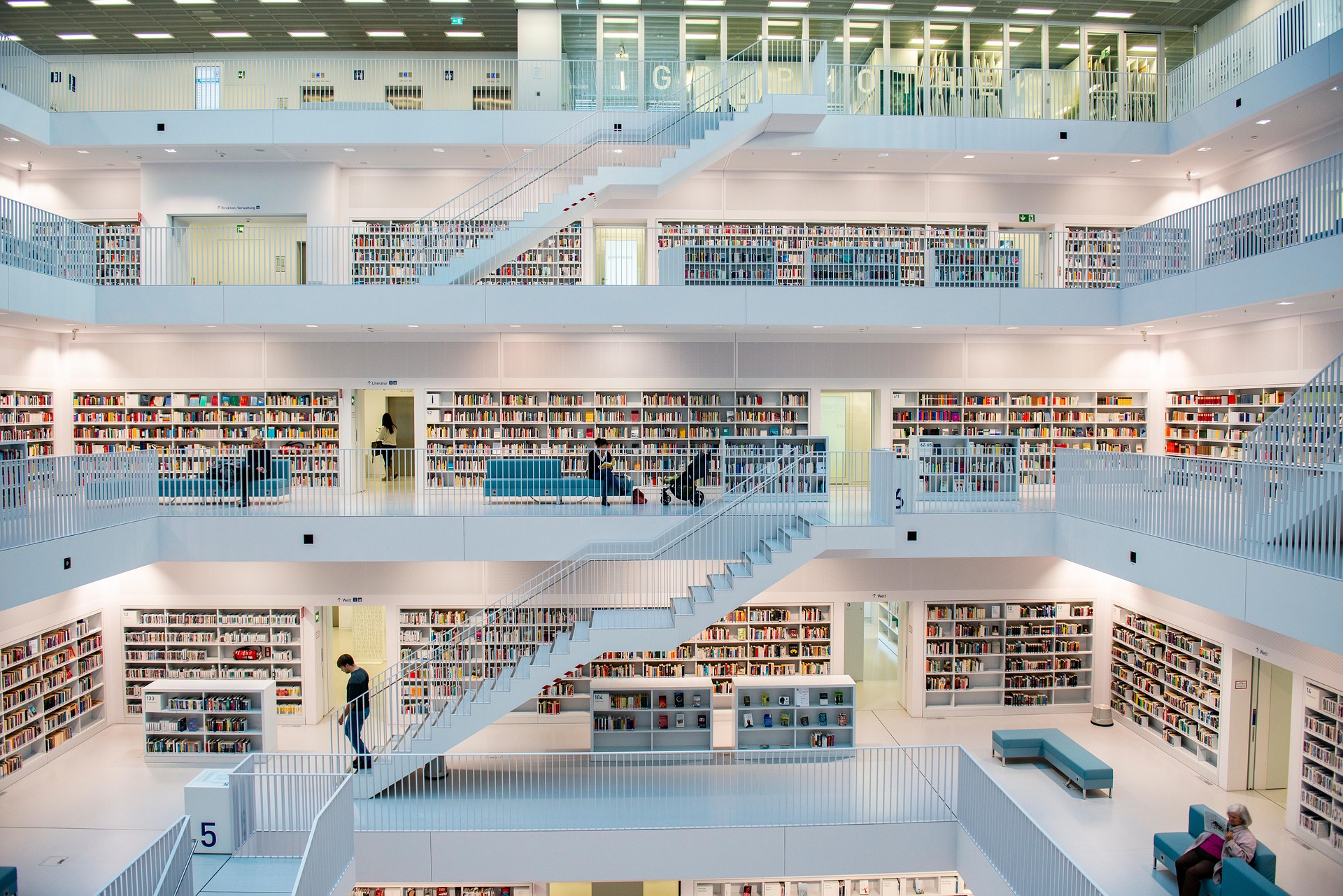 Stuttgart – Bibliothek mit futuristischer Architektur und offenem Innenraum, Baden-Württemberg