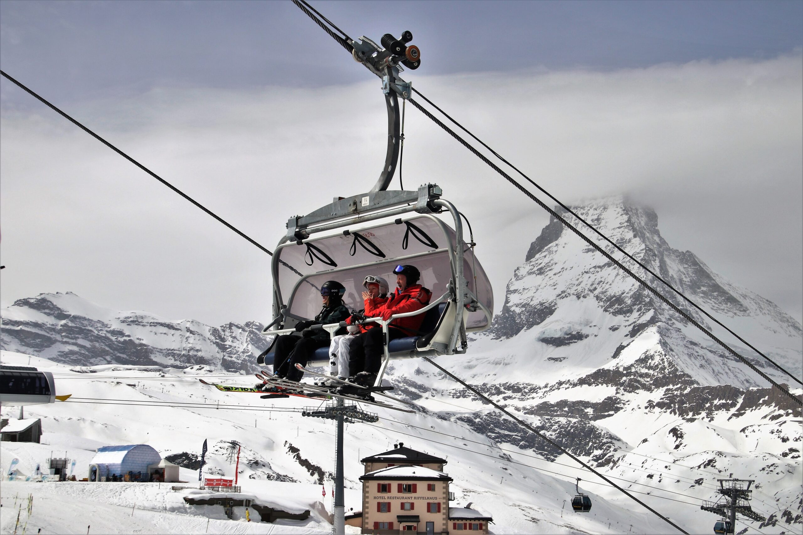 Skiliftanlage in den Schweizer Alpen – Seilbahn zwischen schneebedeckten Gipfeln, Schweiz