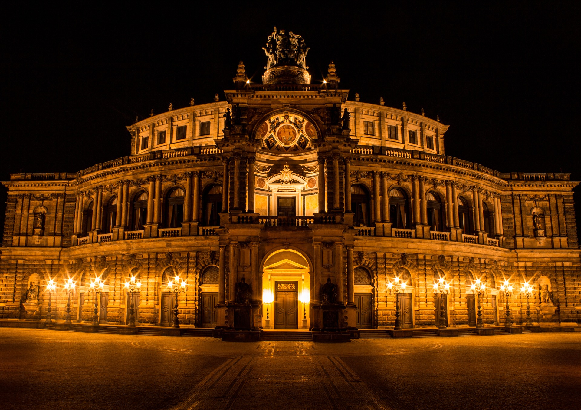 Semperoper Dresden – Beleuchtetes Opernhaus am Theaterplatz bei Nacht, Sachsen