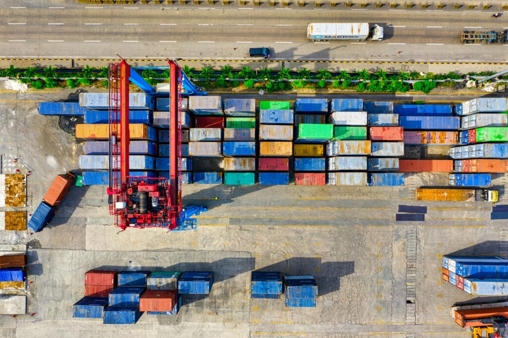 Container mit Hausrat auf LKW – Logistik für Fernumzüge, Deutschland