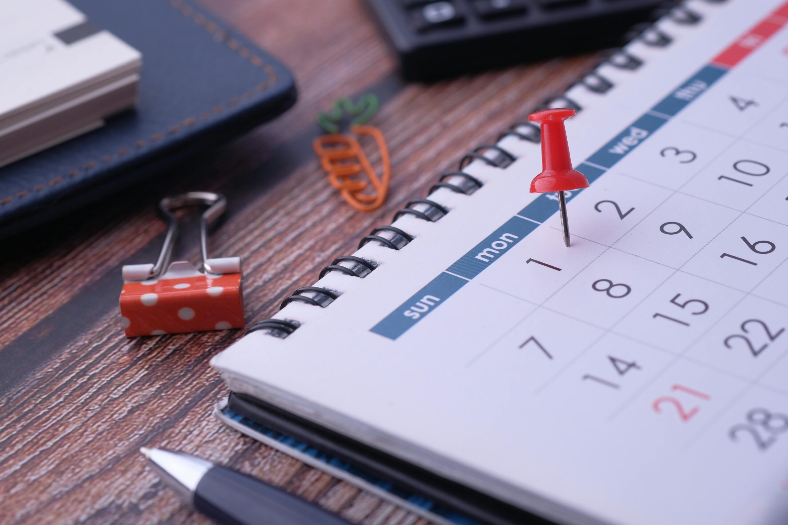 Kalender mit knappen Fristen – Zeitdruck durch schlechte Umzugsplanung