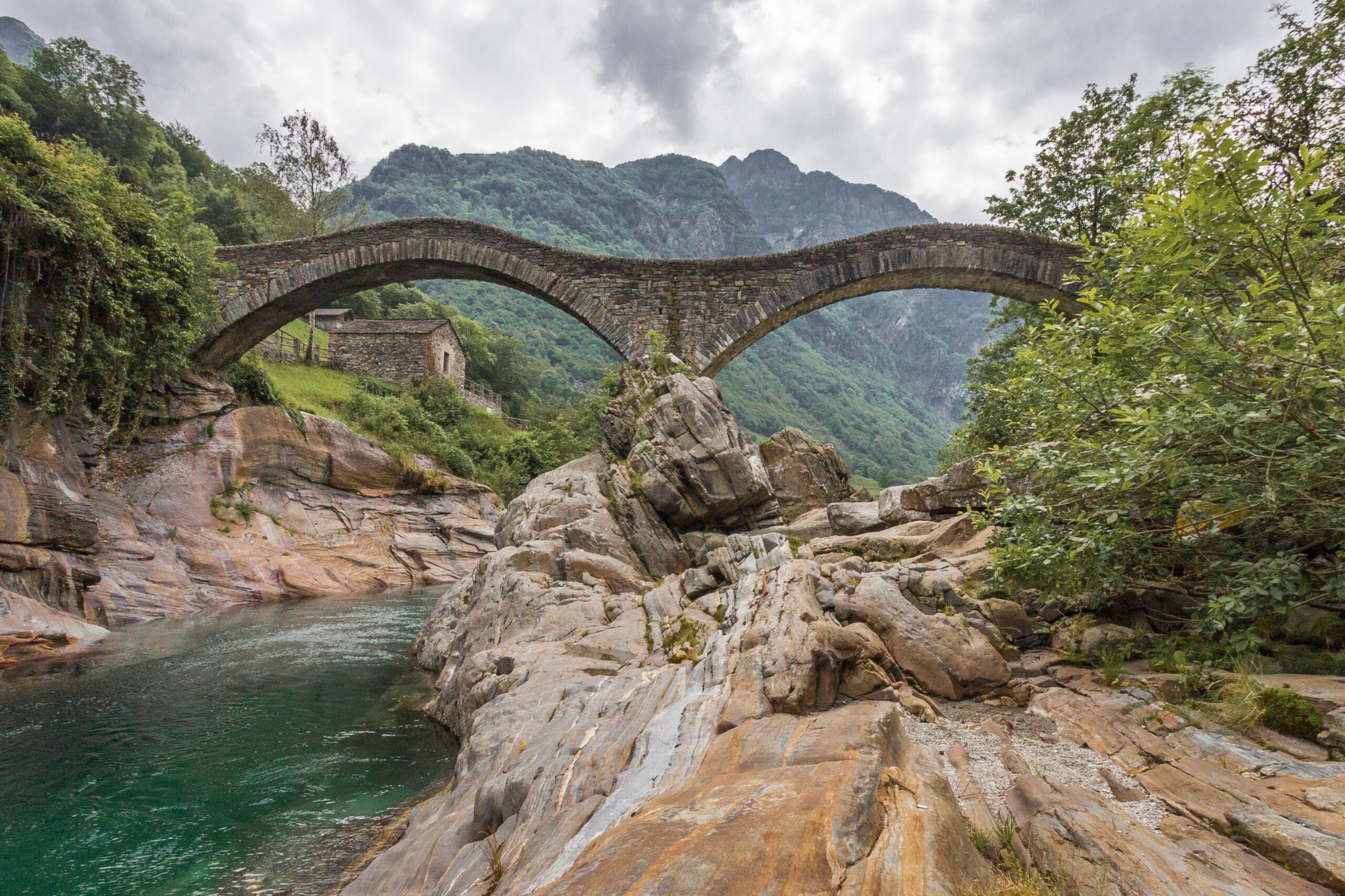 Ponte dei Salti Lavertezzo – Doppelbogen-Steinbrücke über die smaragdgrüne Verzasca im Tessin, Schweiz