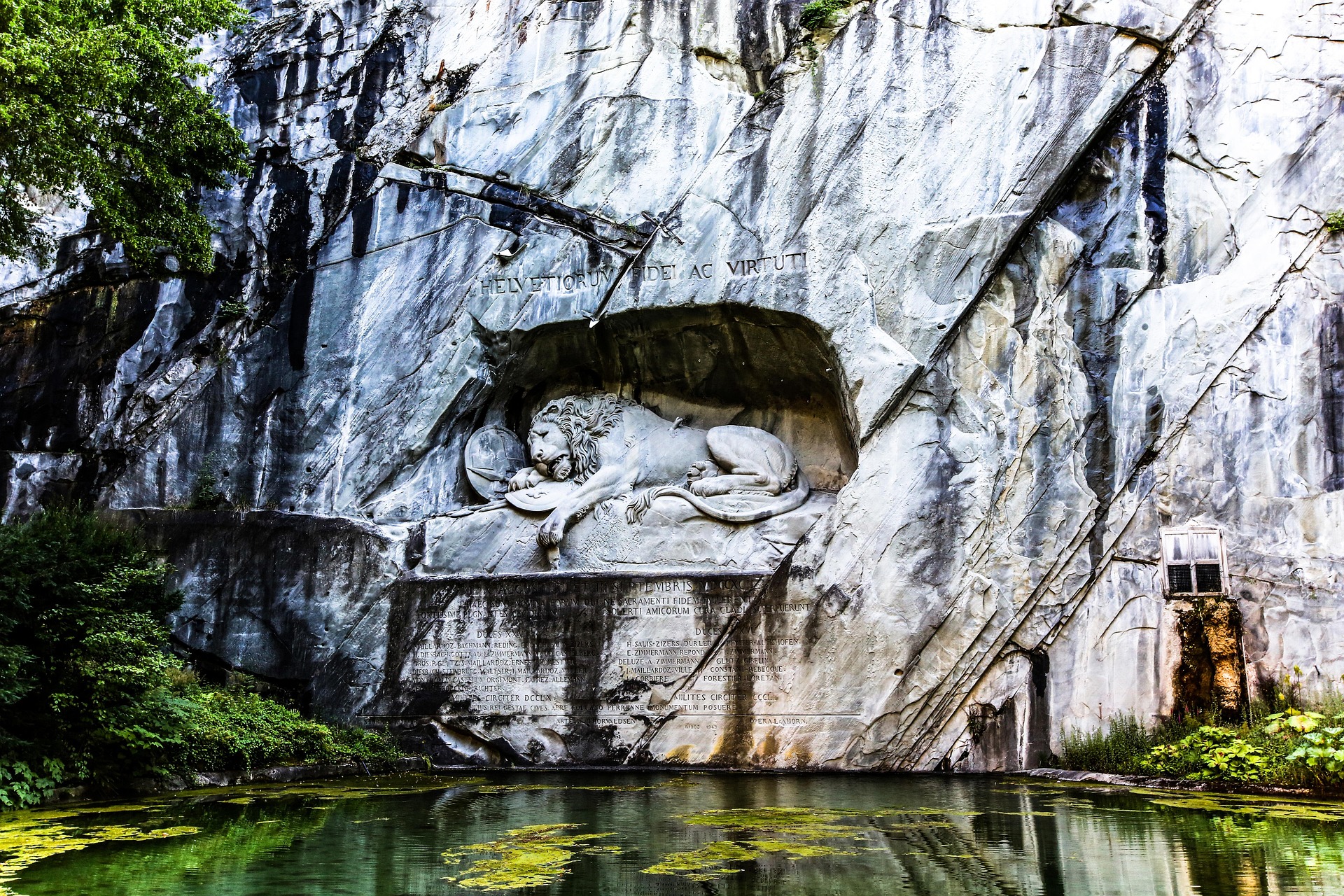 Löwendenkmal Luzern – Trauernder Löwe im Felsenrelief zur Erinnerung an Schweizer Gardisten, Schweiz