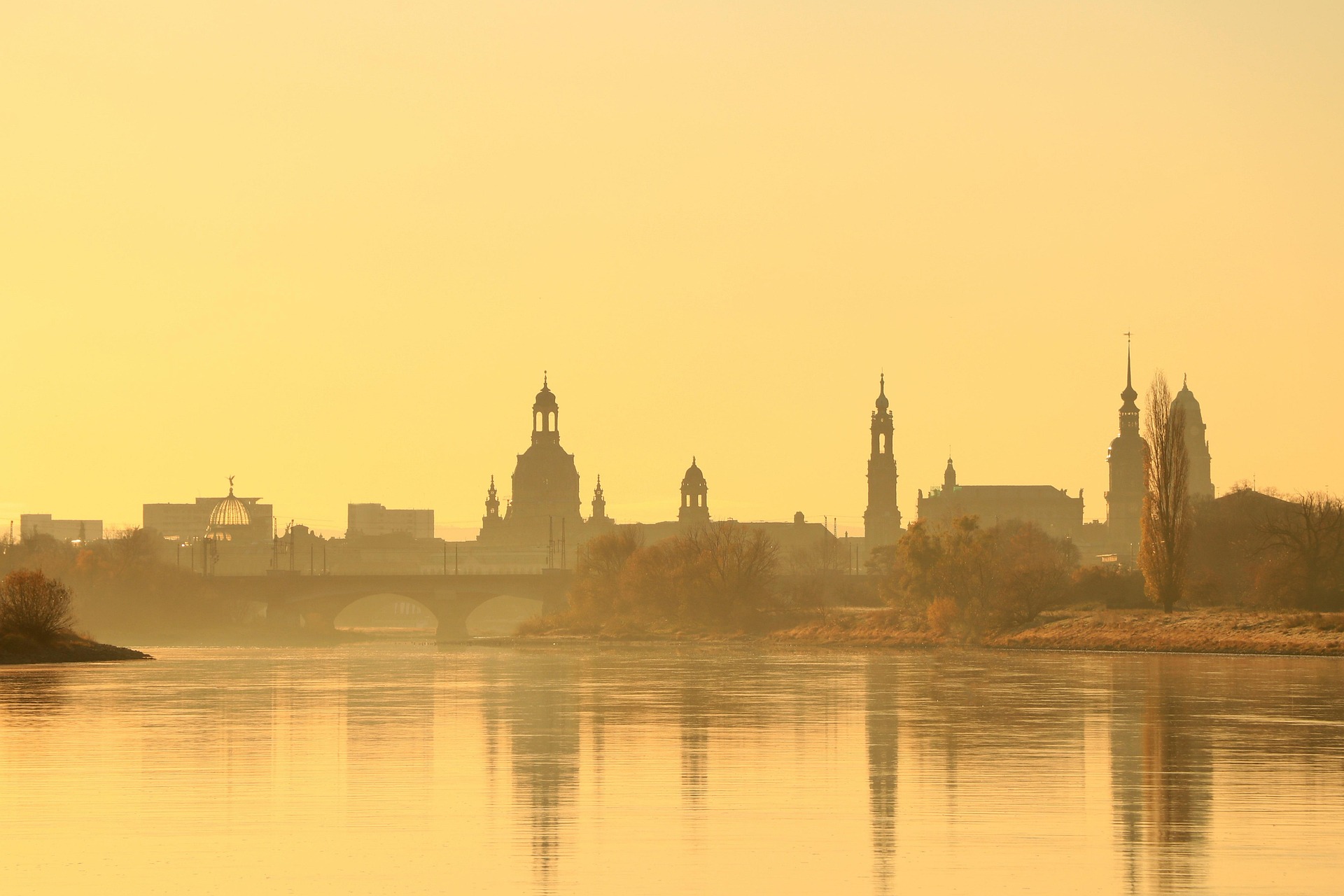Dresden bei Sonnenaufgang – Blick über die Elbe mit historischer Silhouette, Sachsen