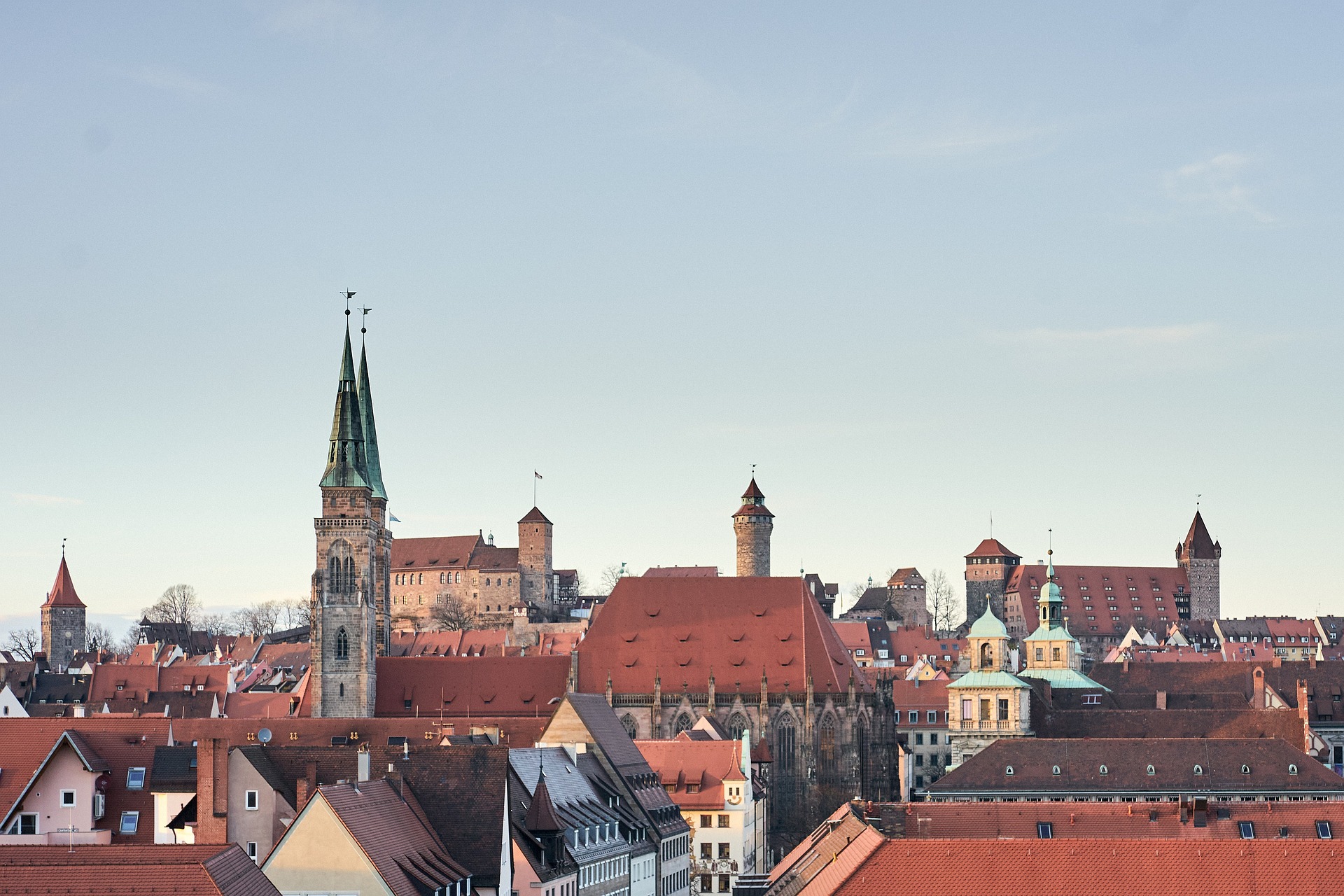 Kaiserburg in Nürnberg – Wahrzeichen der Stadt mit Burgfried und Fachwerk, Bayern