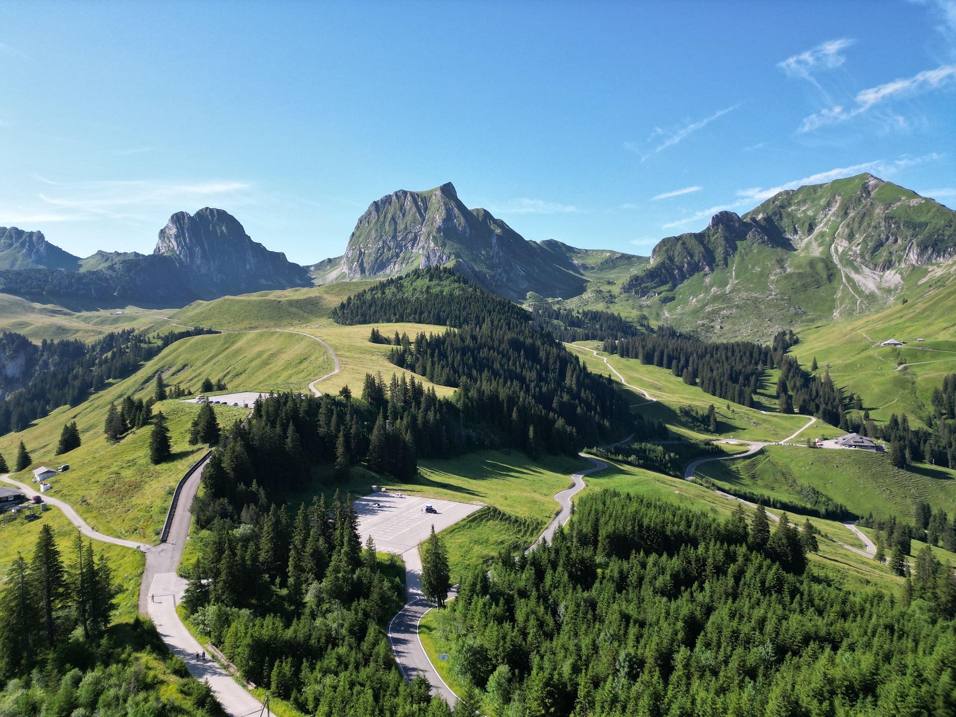 Schweizer Alpen im Sommer – Sattgrüne Täler mit Blick auf die Bergketten, Schweiz