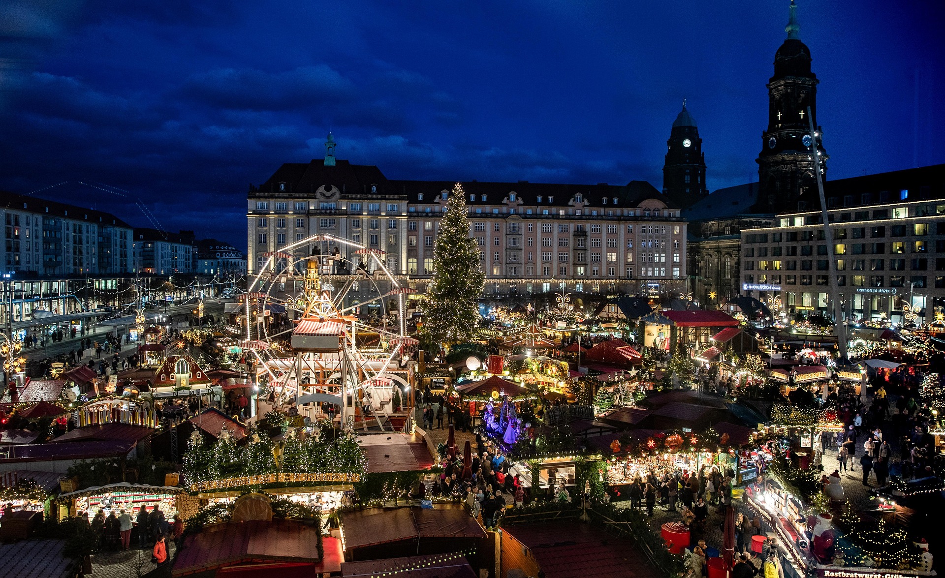 Dresden – Weihnachtsmarkt auf dem Altmarkt mit Frauenkirche im Hintergrund