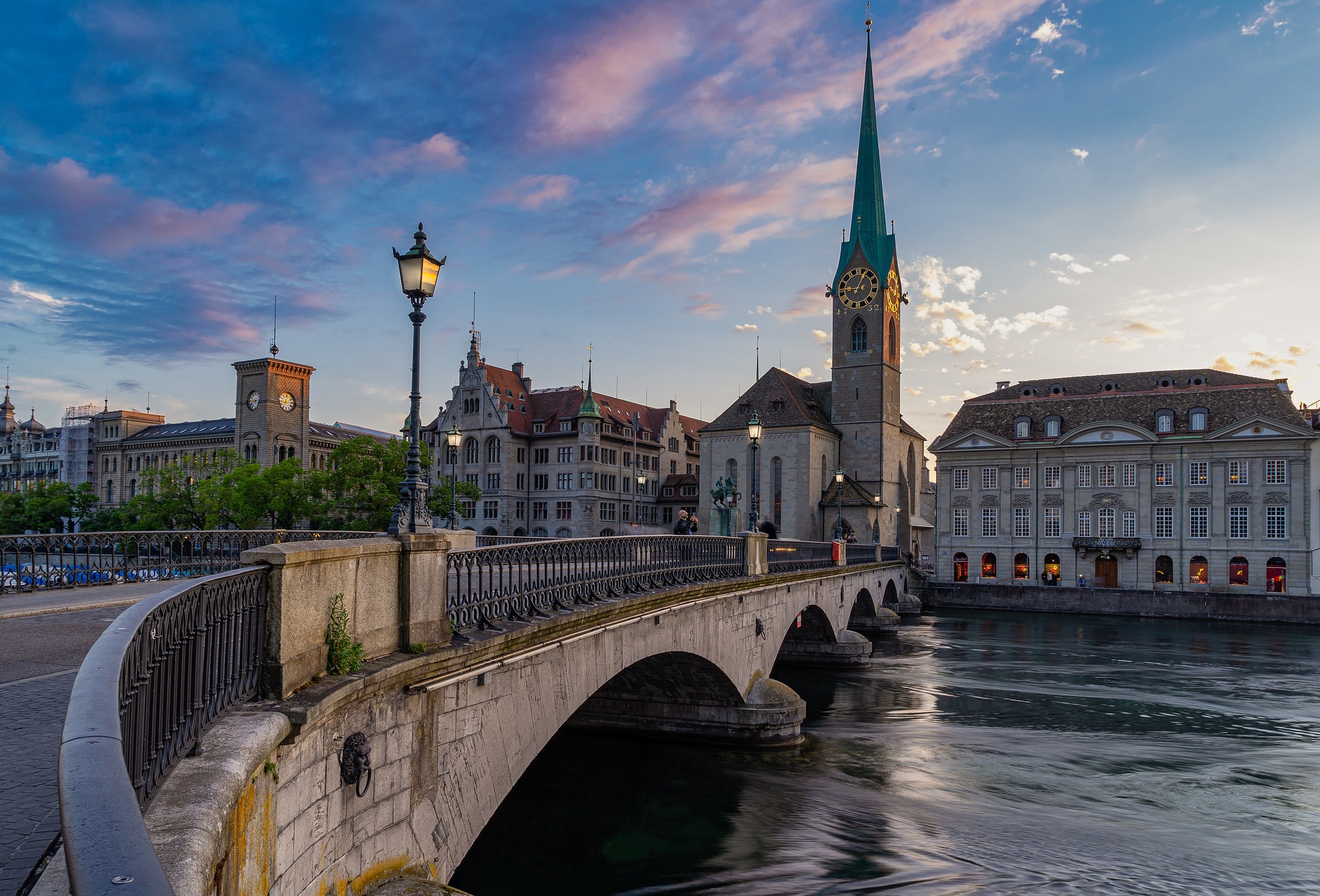 Sonnenuntergang in Zürich – Uferpromenade und Brücke im Abendlicht, Schweiz