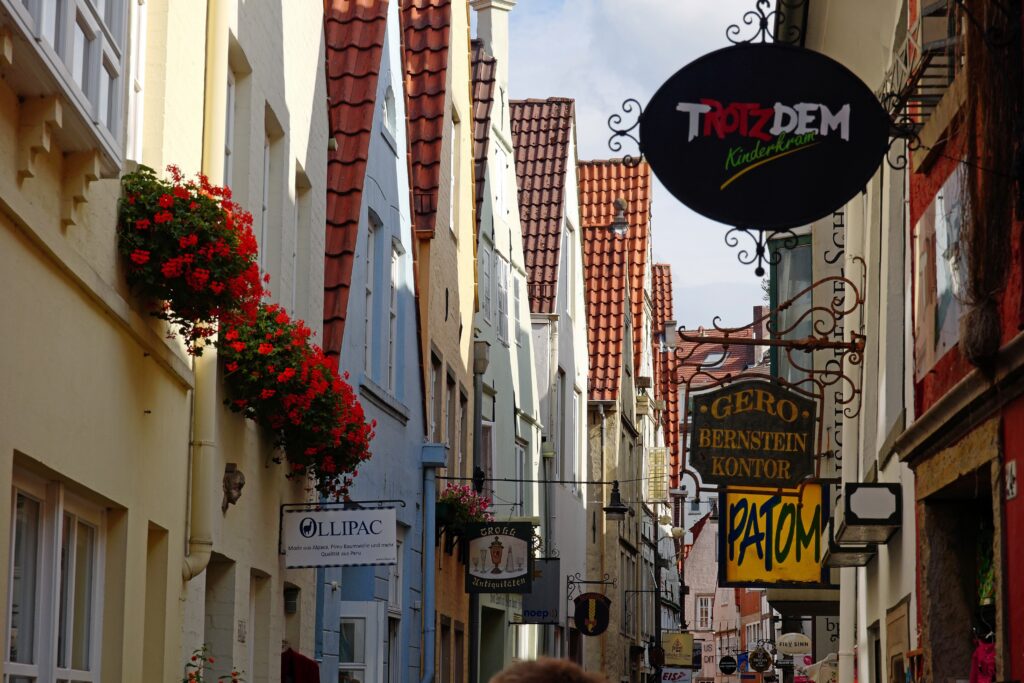 Bremer Straßenzug – Typische Reihenhäuser mit Backsteinfassaden in der Altstadt, Bremen