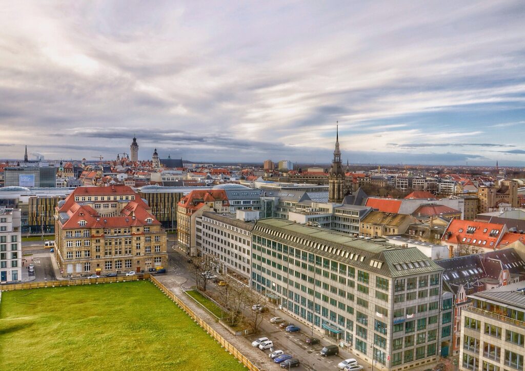 Leipzig – Stadtpanorama mit Altstadt, Kirchtürmen und Neuer Rathaus, Sachsen