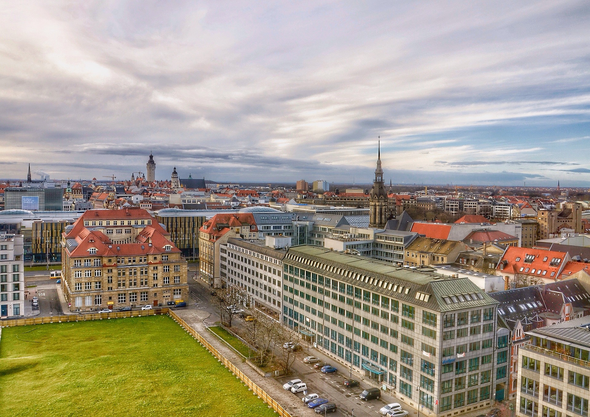 Leipzig – Stadtpanorama mit Altstadt, Kirchtürmen und Neuer Rathaus, Sachsen