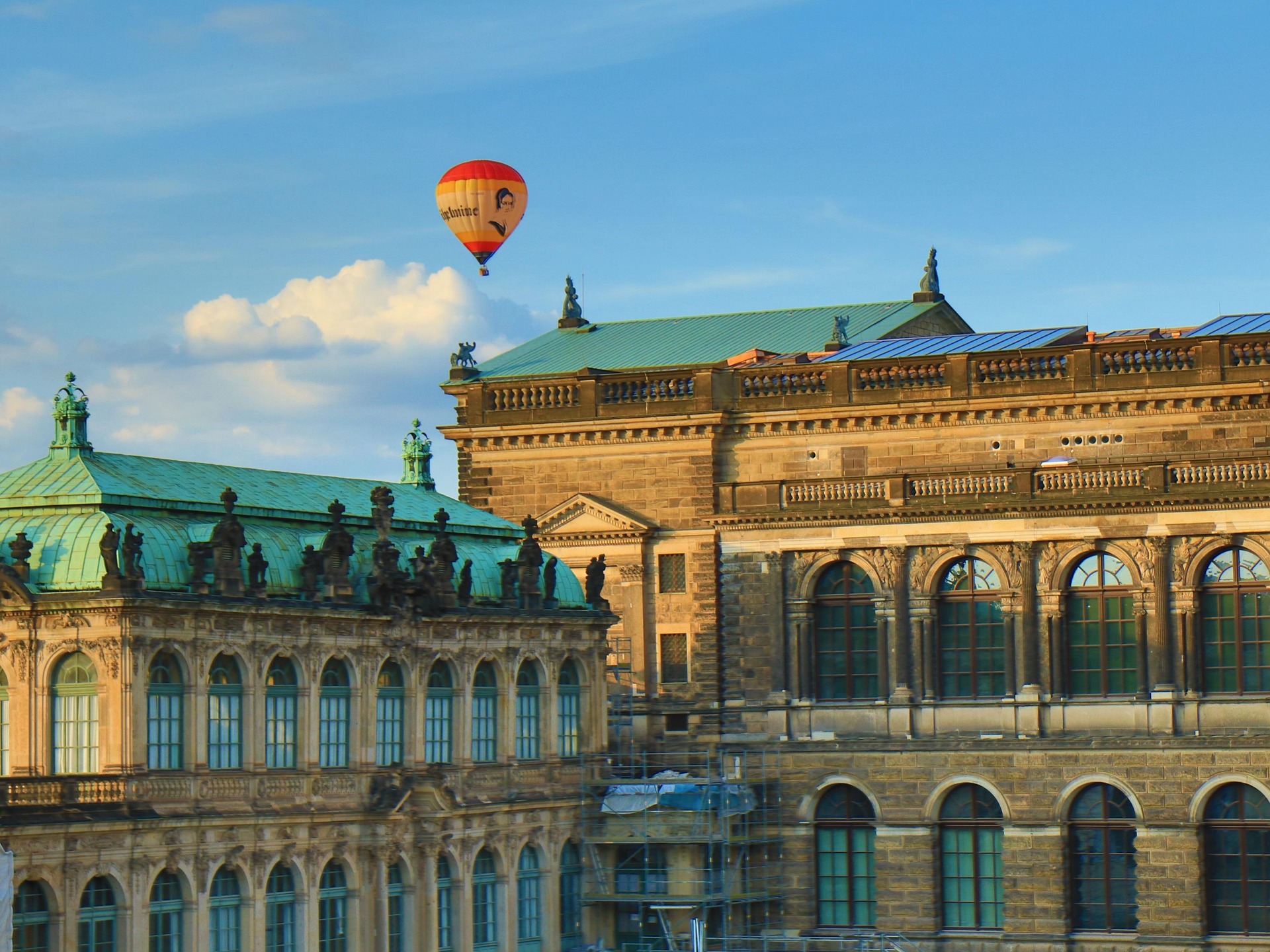 Dresden – Historisches Gebäude mit buntem Luftballon am Himmel, Sachsen