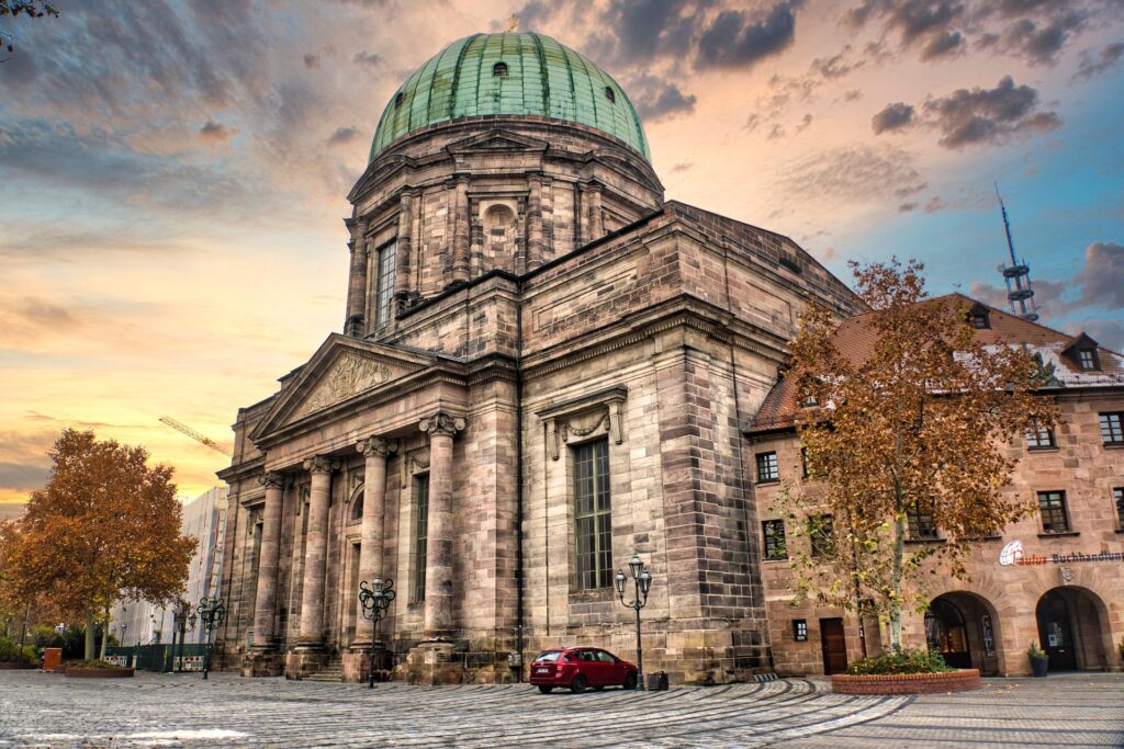 St. Elisabeth Kirche Nürnberg – Katholische Klassizismus-Kirche am Jakobsplatz mit 50 m Kuppel, Bayern