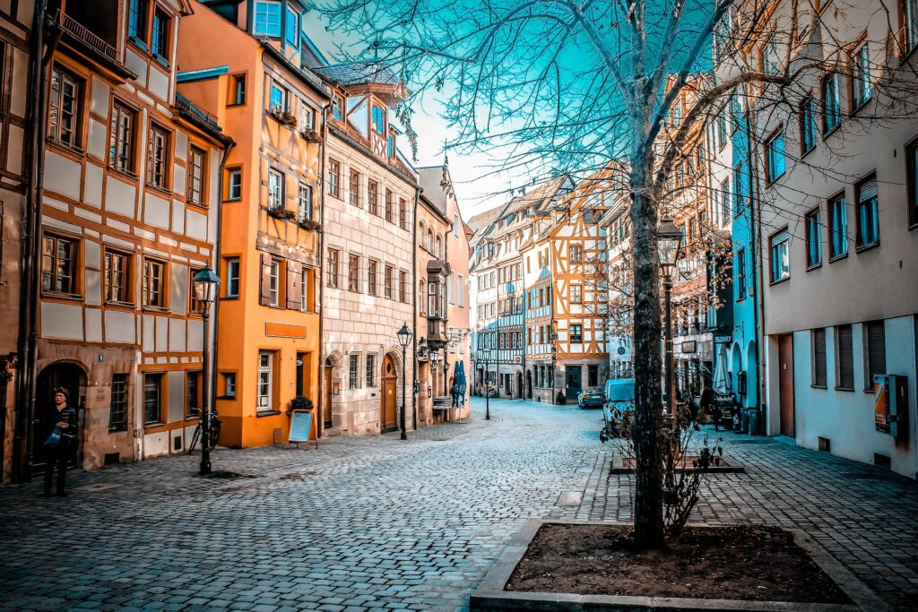 Ruhige Straße in Nürnberg – Wohnstraße mit Bäumen und historischen Fassaden, Bayern
