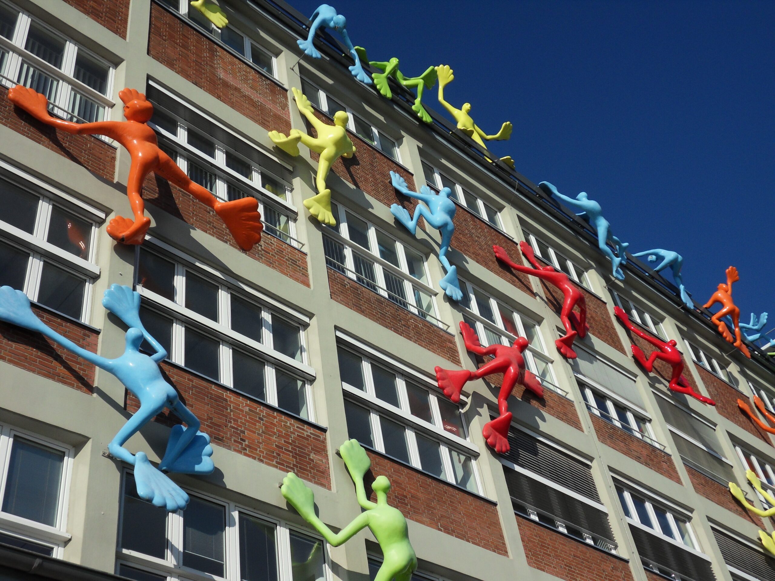 Fassade Düsseldorf – Historisches Gebäude mit Stuckelementen und Ornamentik, Nordrhein-Westfalen